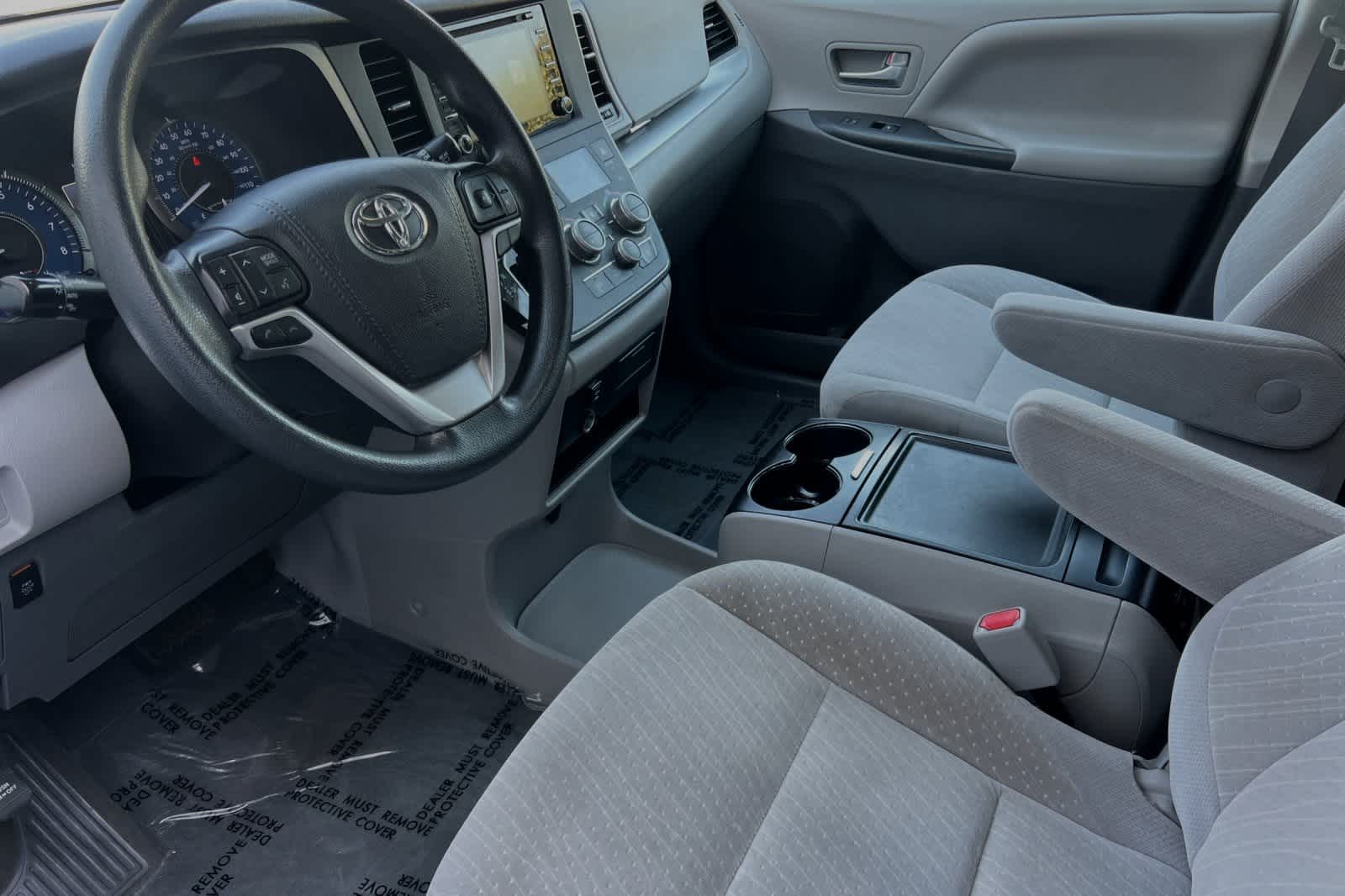 2019 Toyota Sienna LE Auto Access Seat 14