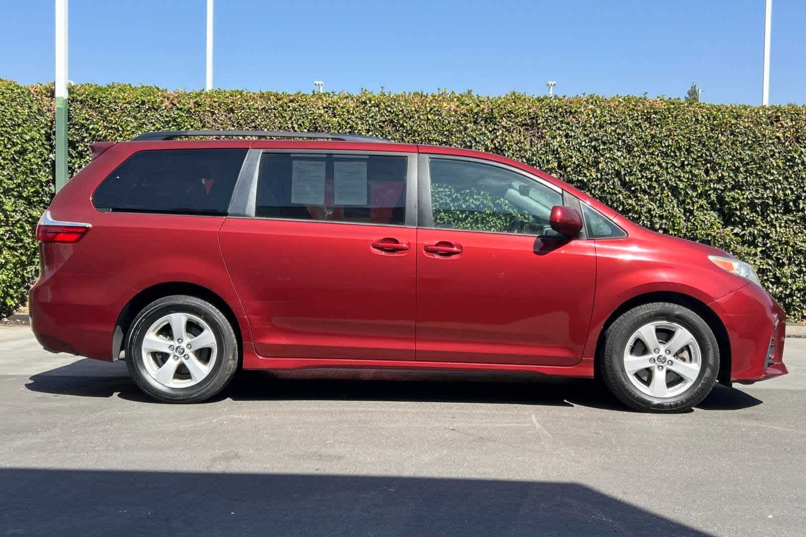 2019 Toyota Sienna LE Auto Access Seat 9