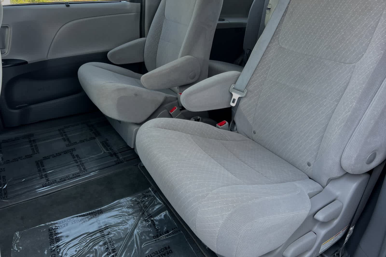 2019 Toyota Sienna LE Auto Access Seat 5