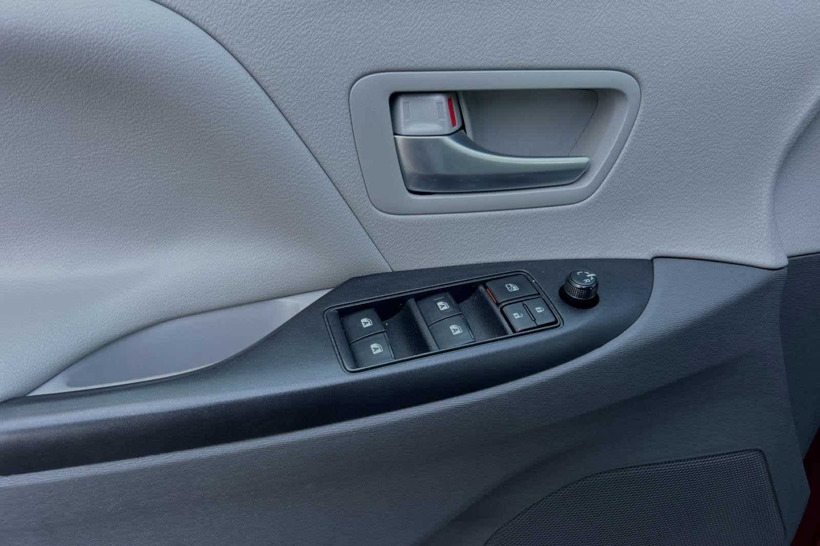 2019 Toyota Sienna LE Auto Access Seat 15