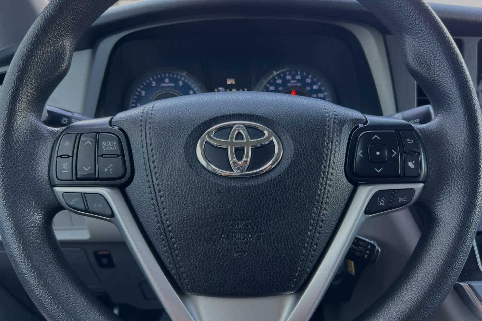 2019 Toyota Sienna LE Auto Access Seat 25