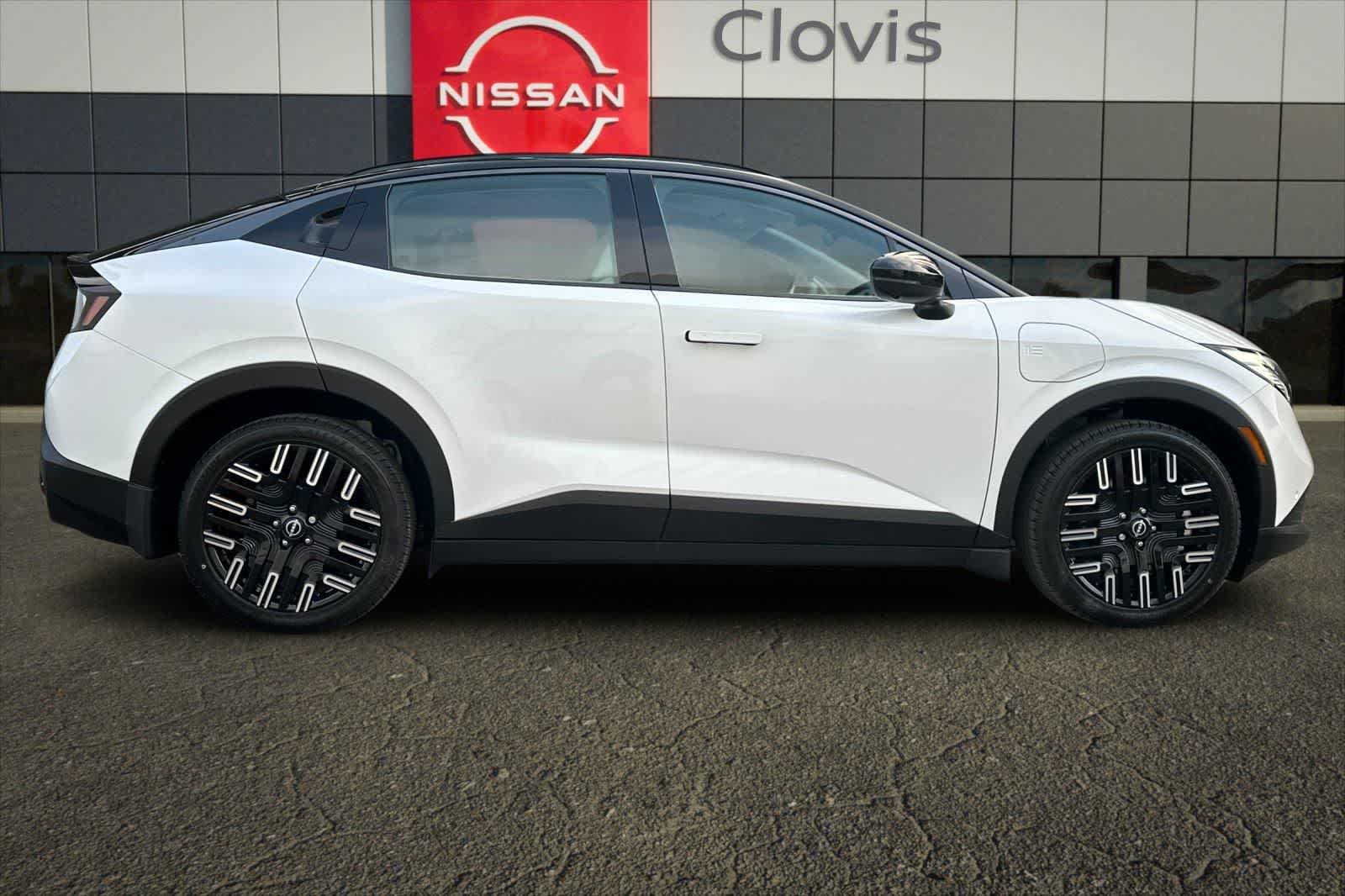 New Everest White Pearl Tricoat/Black 2026 Nissan LEAF PLATINUM+