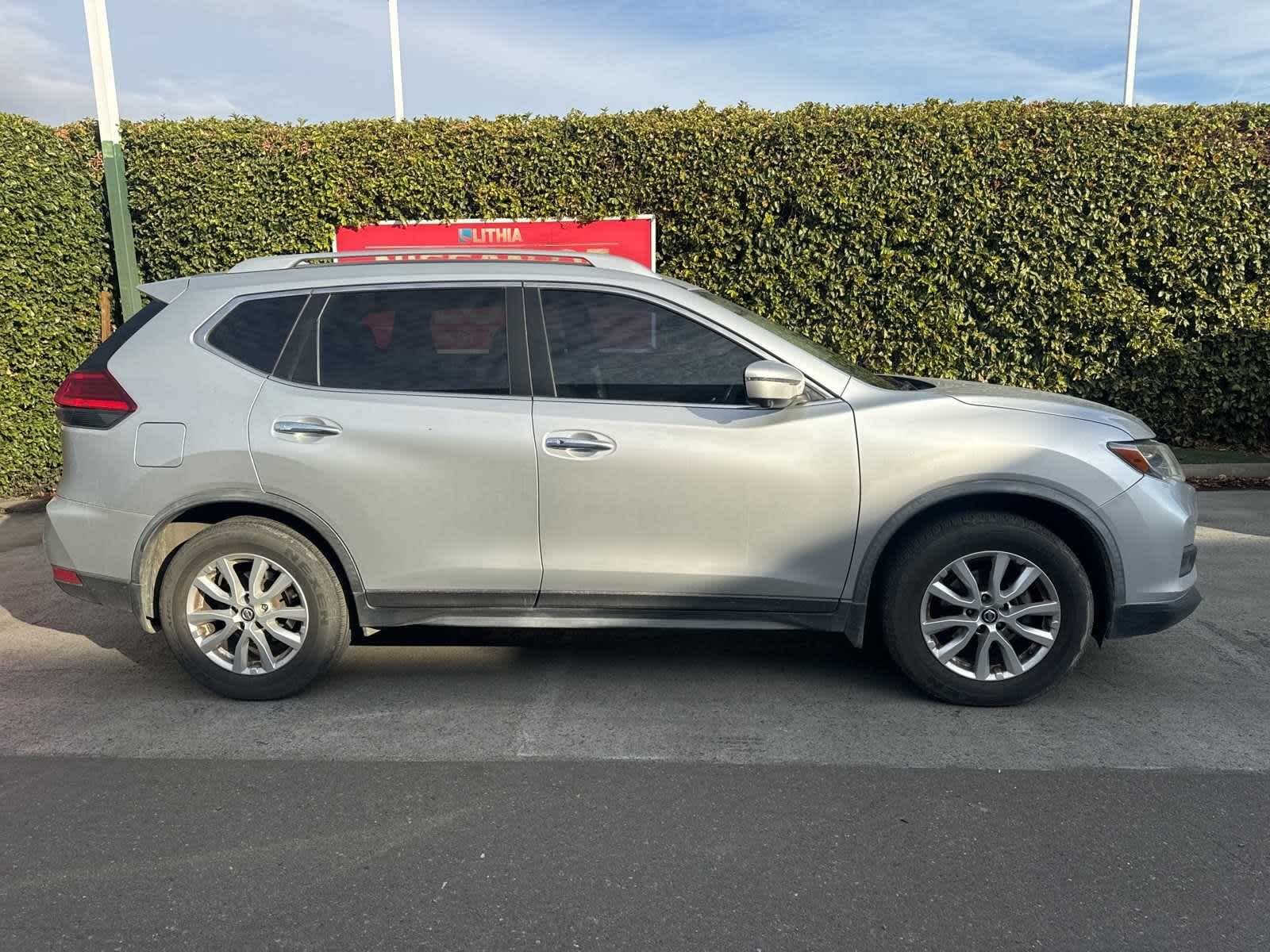 2017 Nissan Rogue SV 8