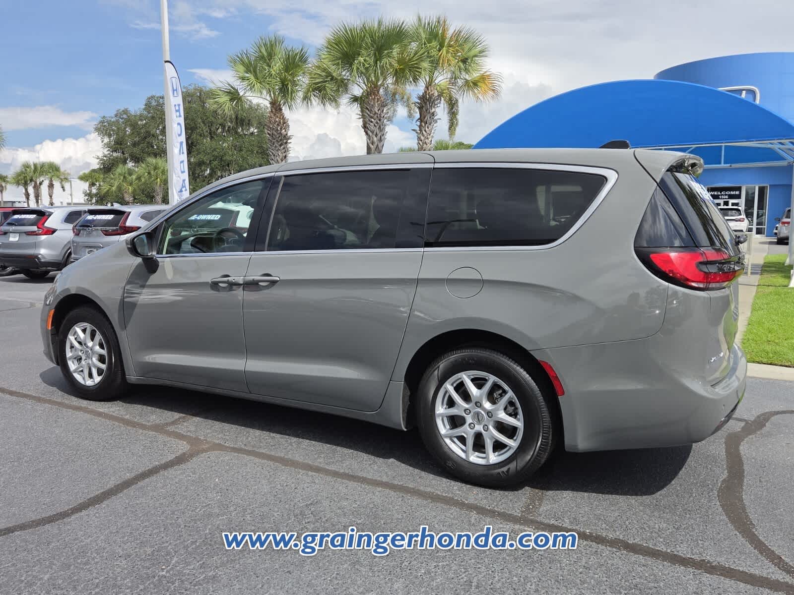 Used 2023 Chrysler Pacifica Van