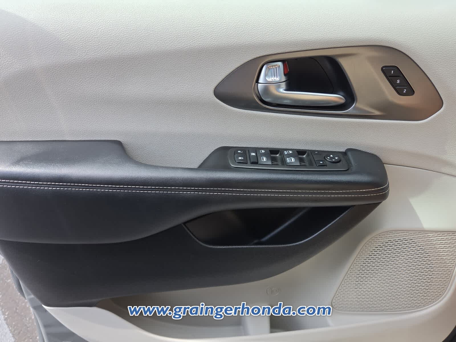 Used 2023 Chrysler Pacifica Van