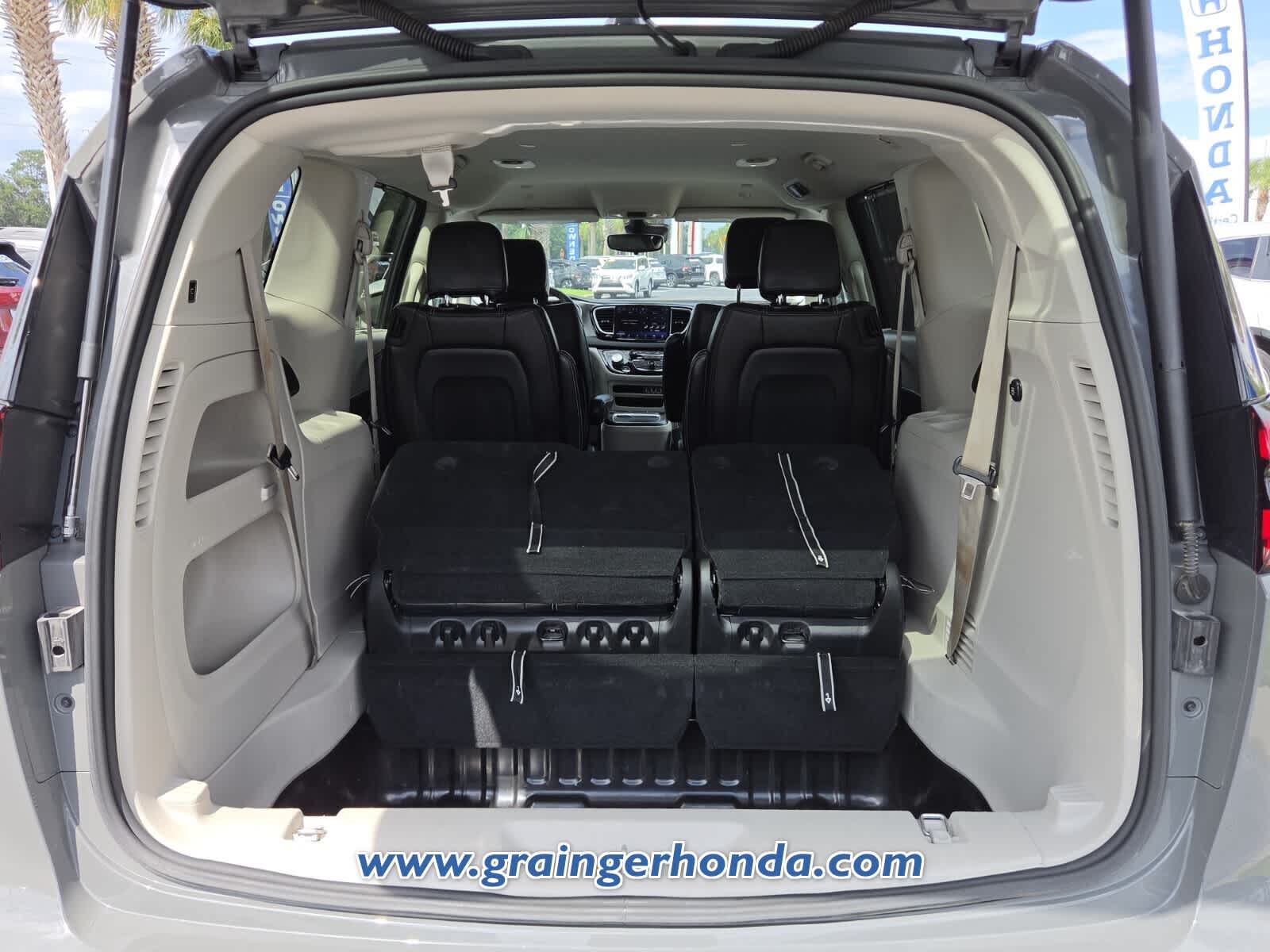 Used 2023 Chrysler Pacifica Van