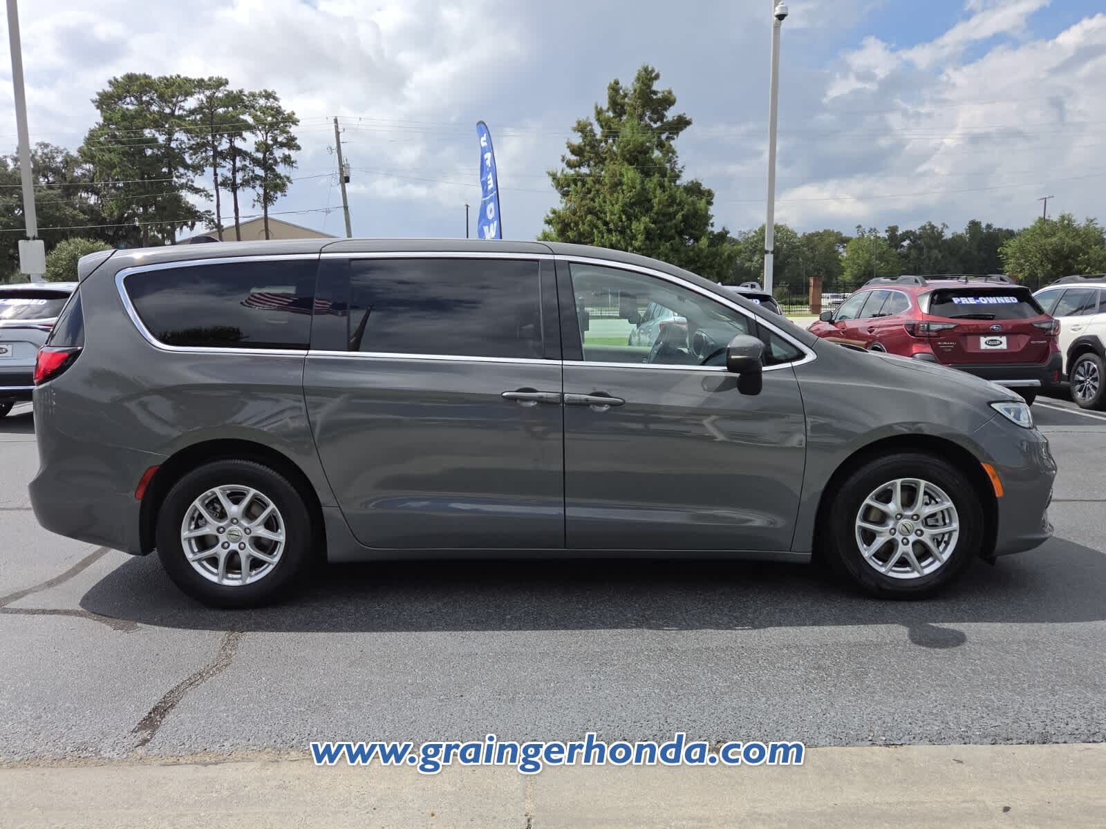 Used 2023 Chrysler Pacifica Van