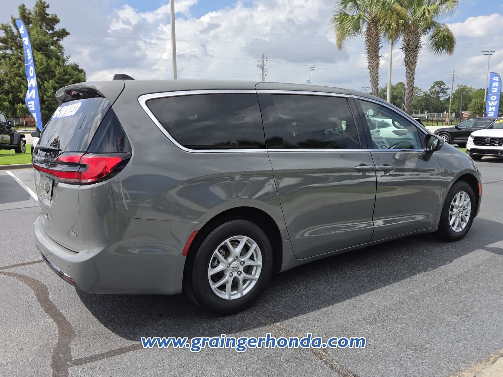 Used 2023 Chrysler Pacifica Van