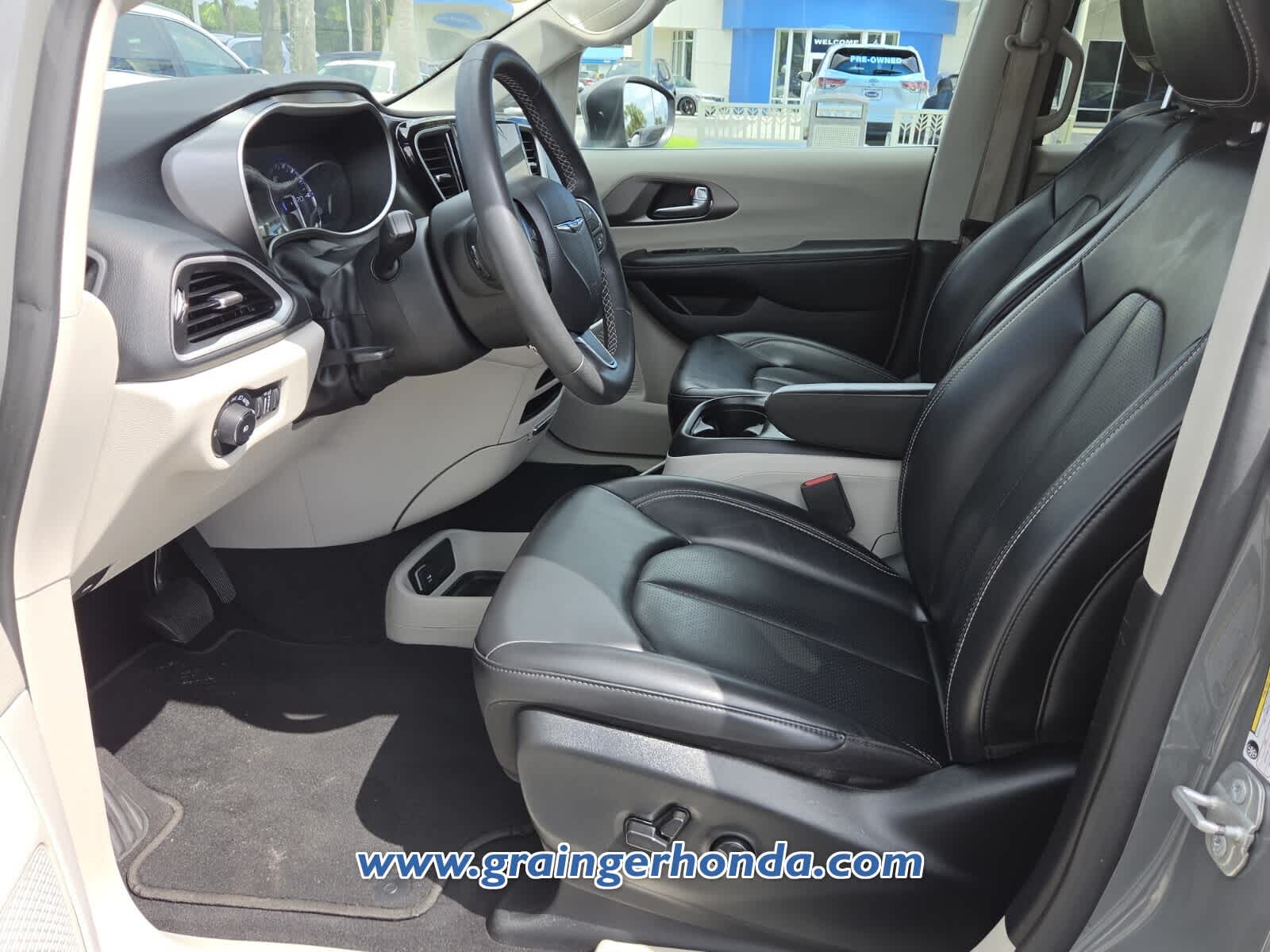 Used 2023 Chrysler Pacifica Van
