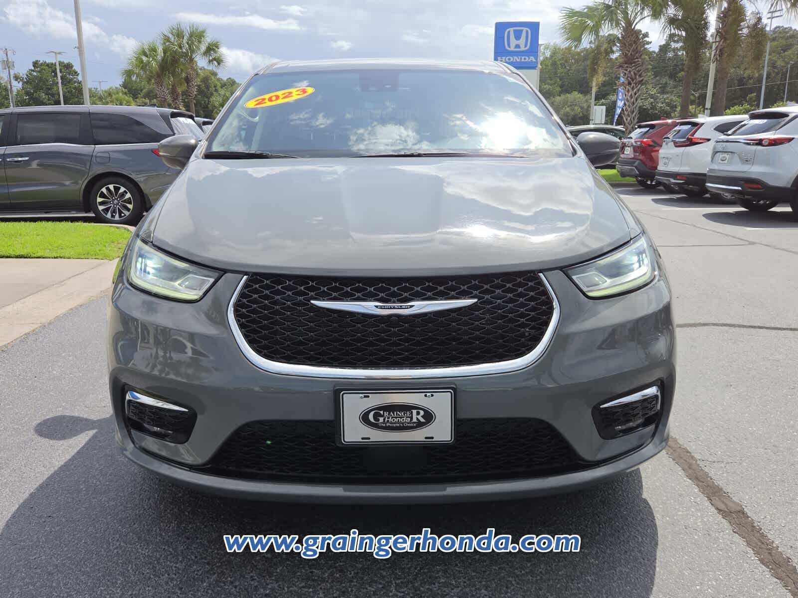 Used 2023 Chrysler Pacifica Van