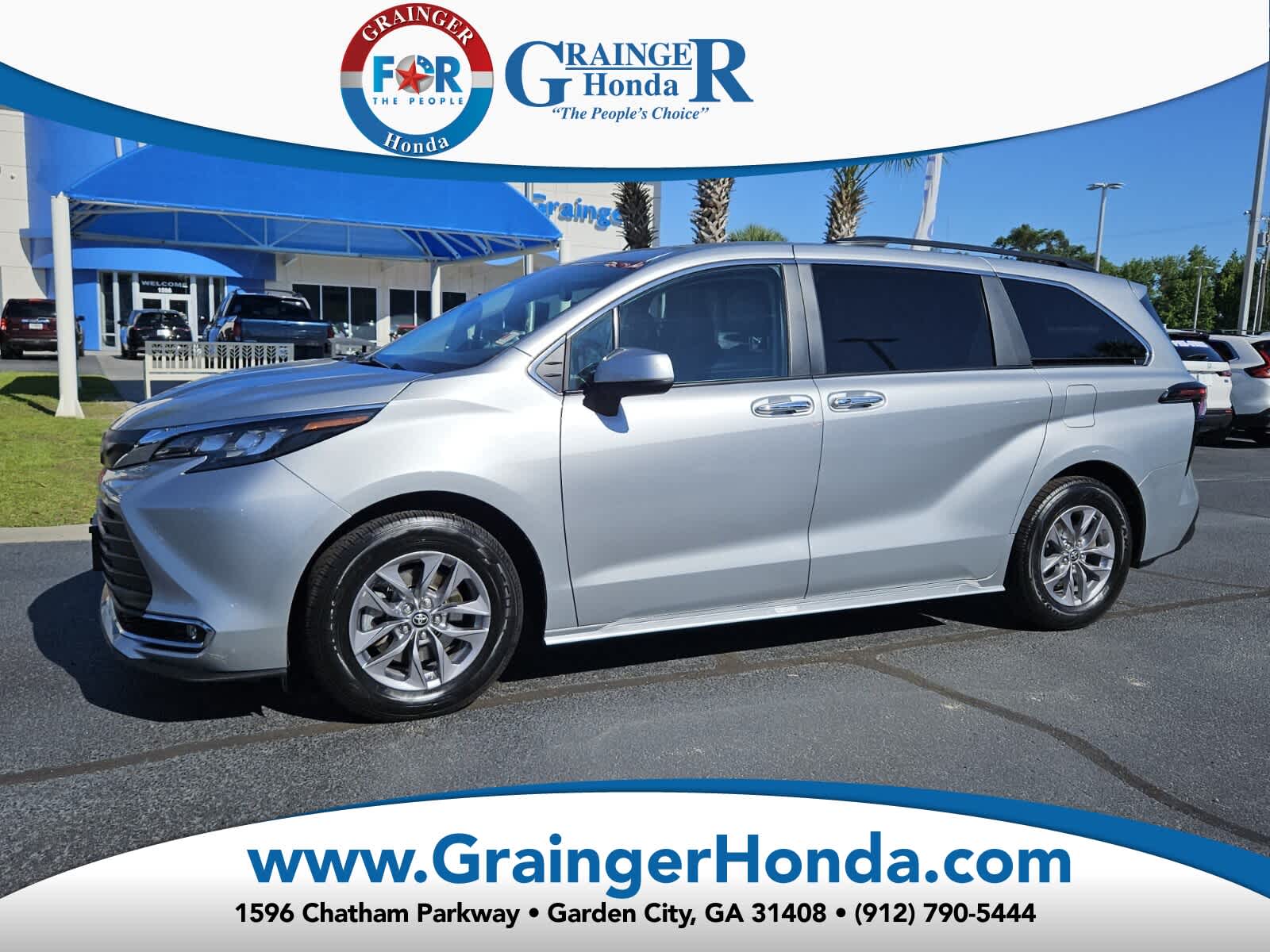 2024 Toyota Sienna XLE 8-Passenger Hybrid FWD's photo