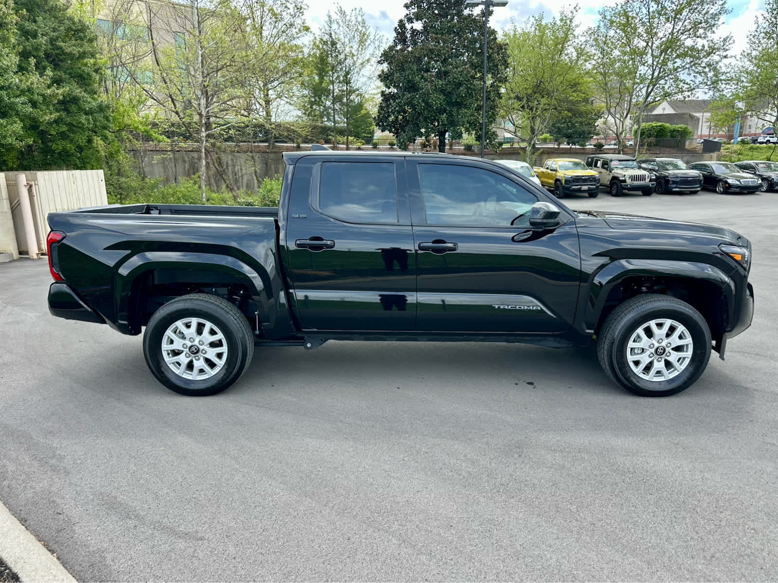 View vehicle photo 4