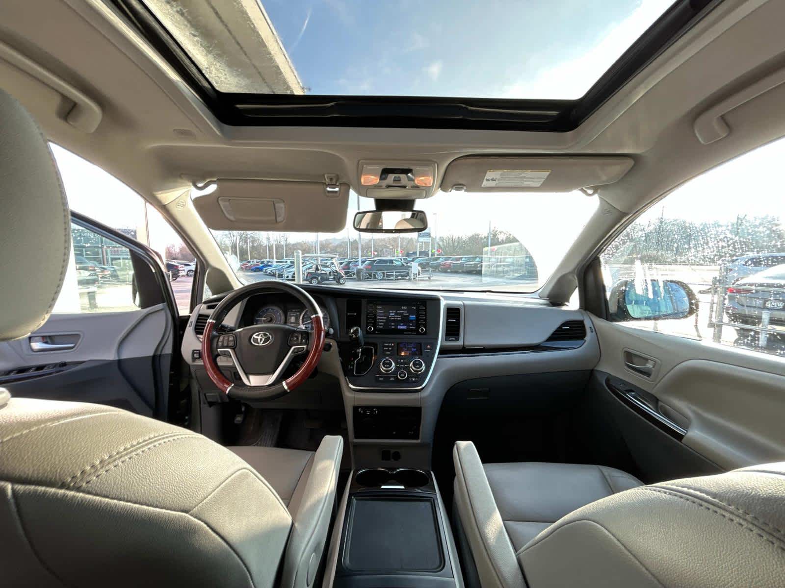 2019 Toyota Sienna XLE Premium 16