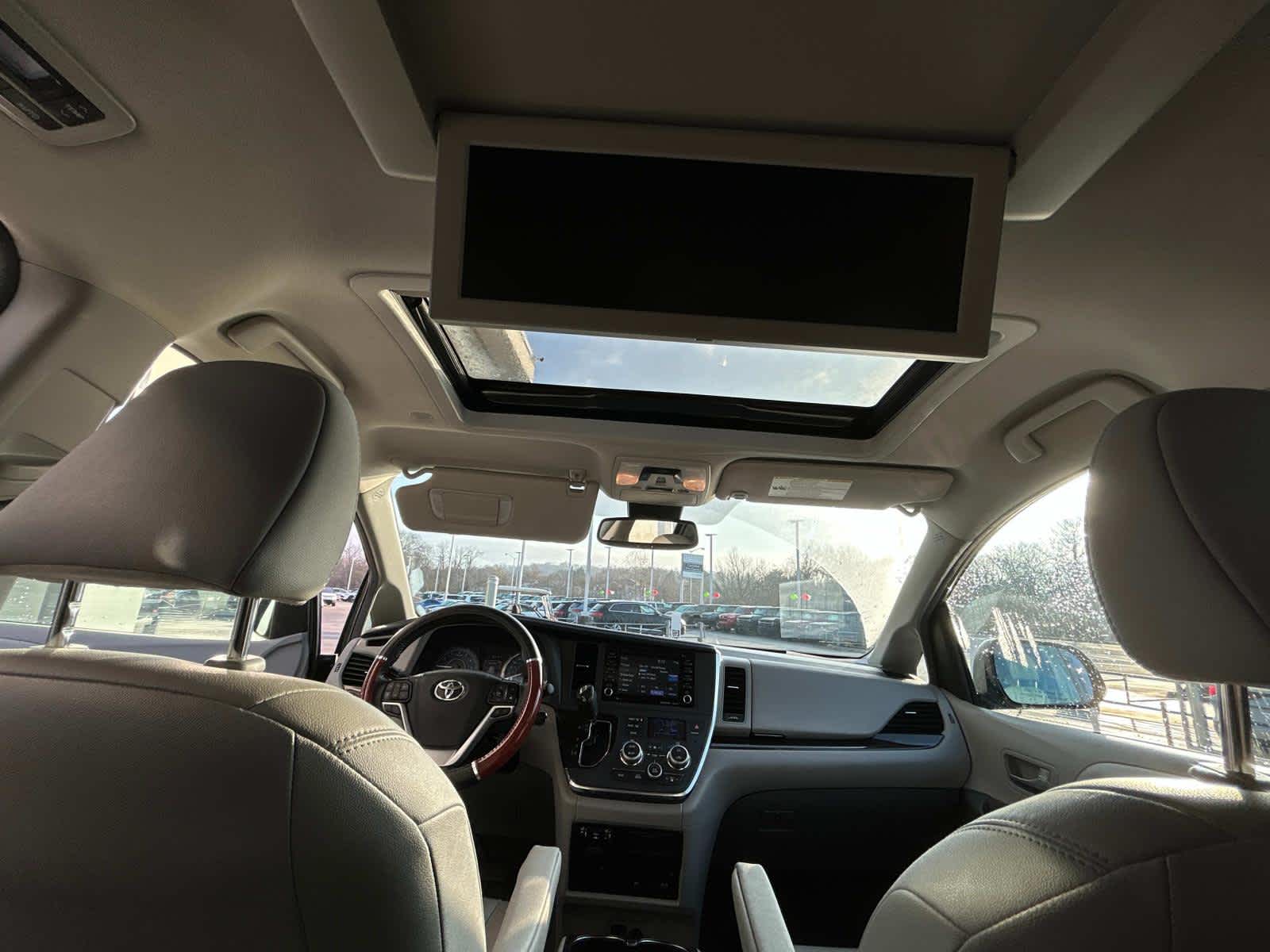 2019 Toyota Sienna XLE Premium 17