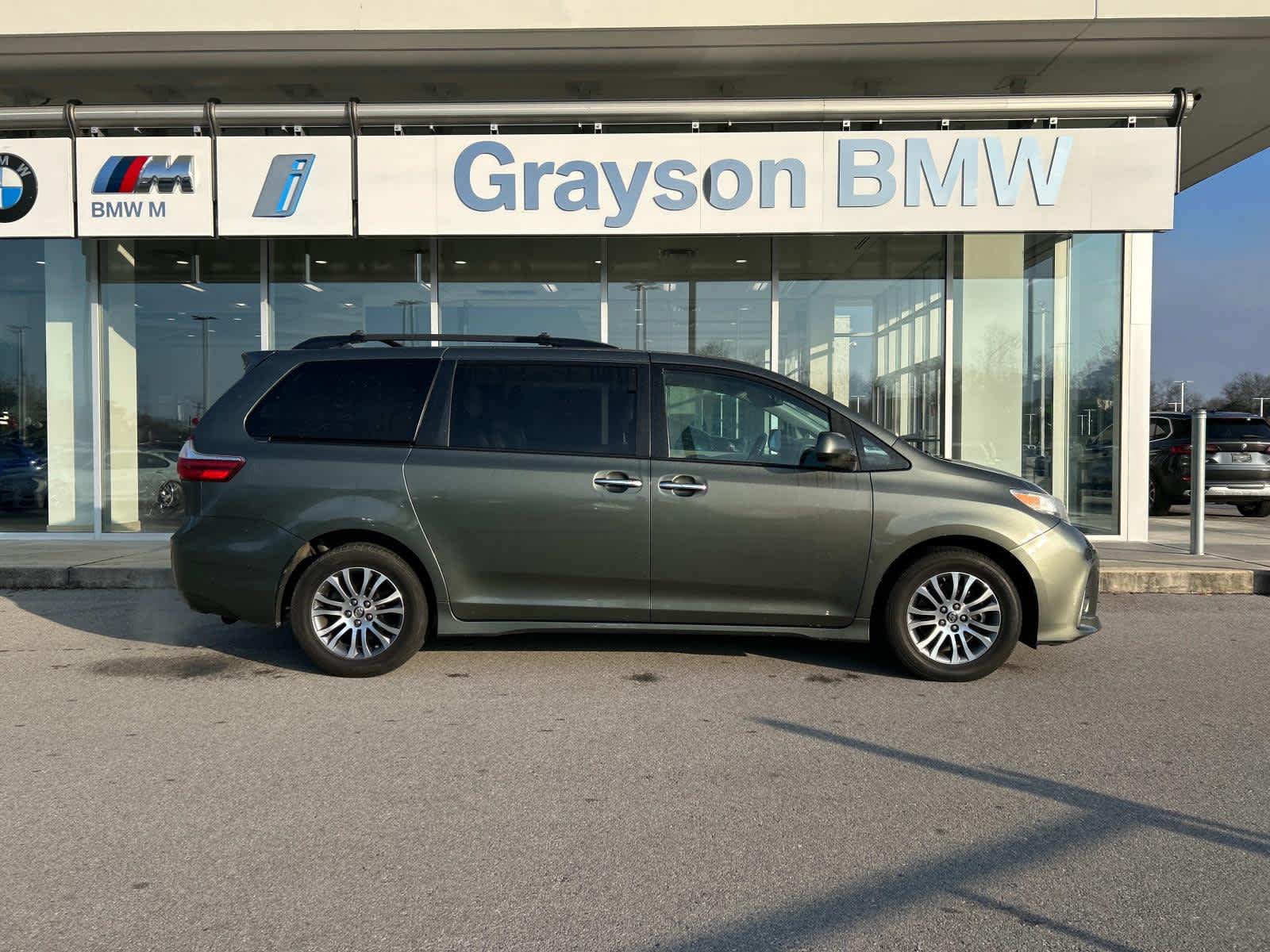 2019 Toyota Sienna XLE Premium 2