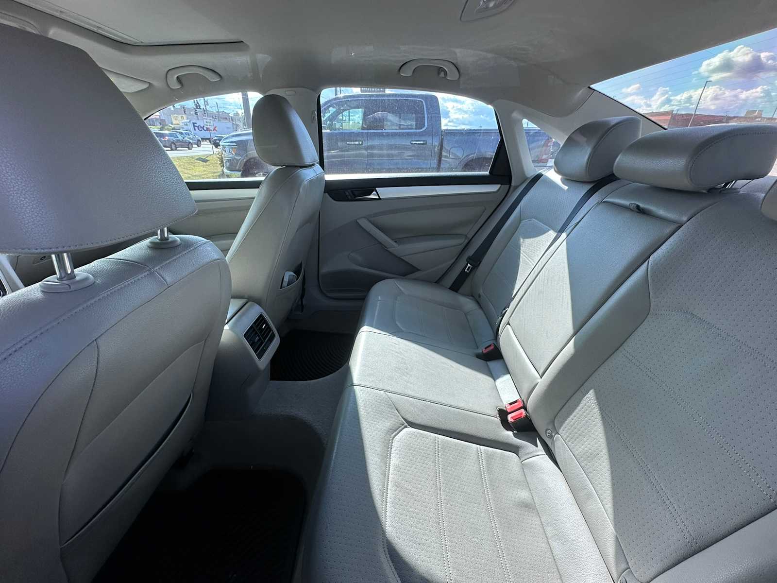 2013 Volkswagen Passat TDI SE w/Sunroof 10