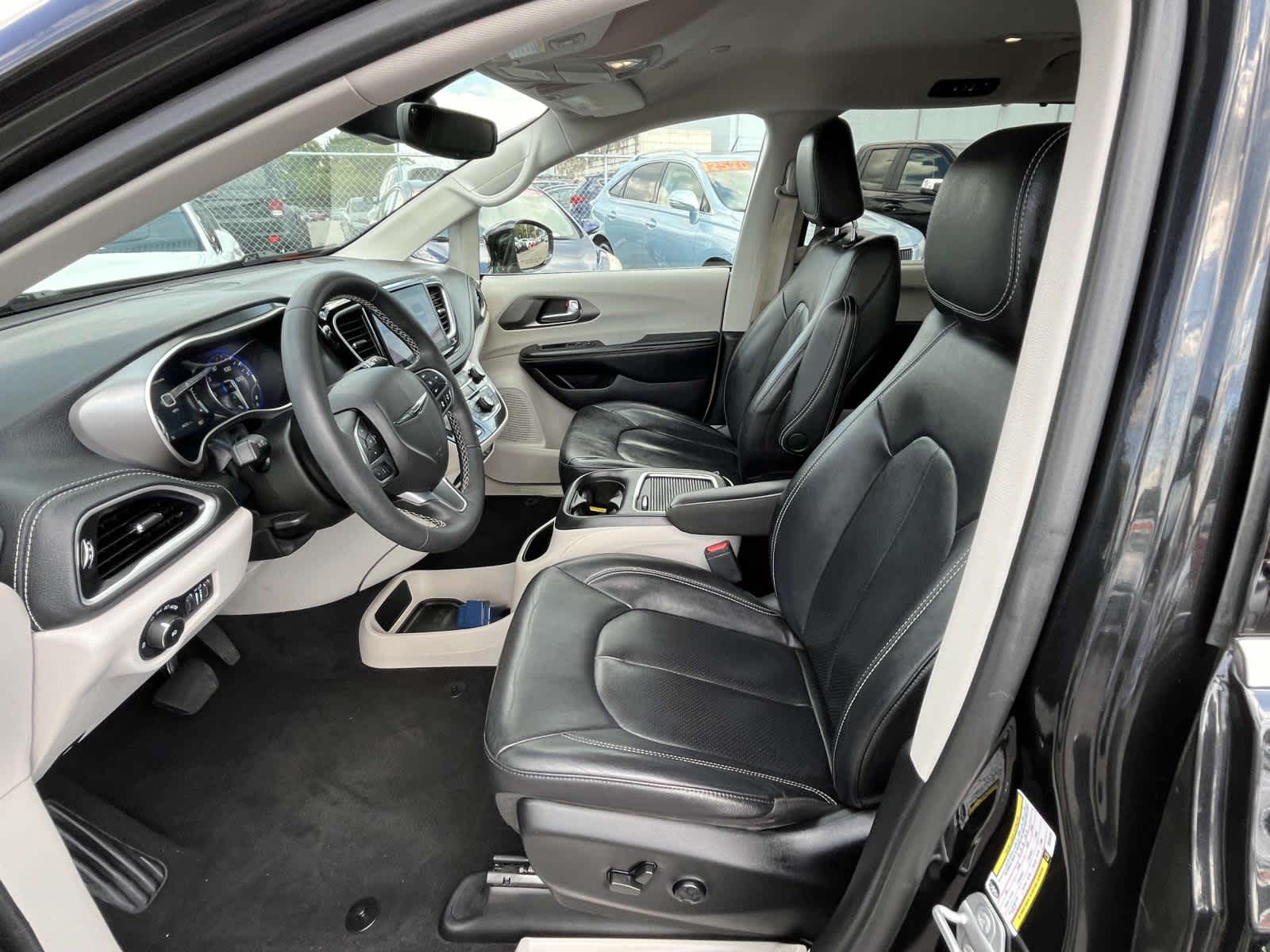 2022 Chrysler Pacifica Touring L 11