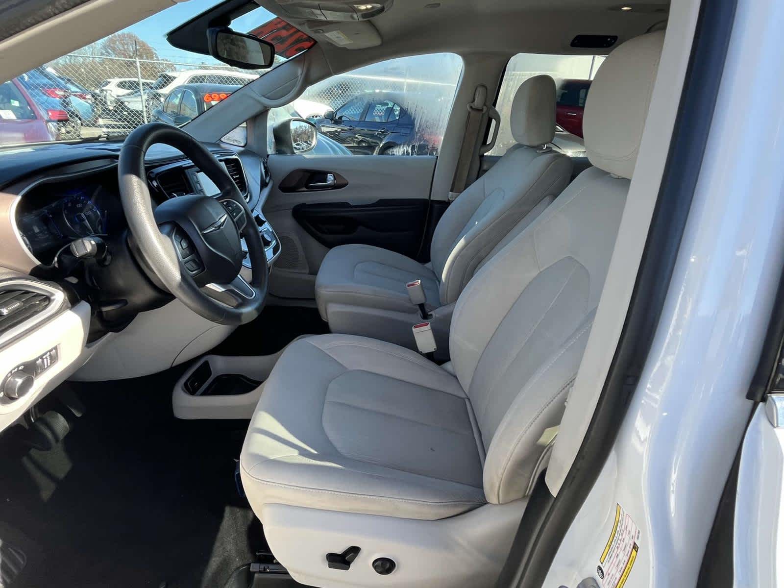 2017 Chrysler Pacifica LX 18