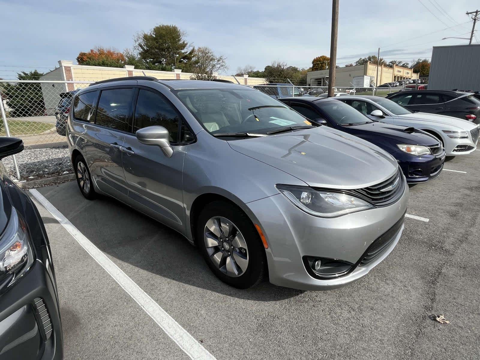 2018 Chrysler Pacifica Hybrid Limited 3