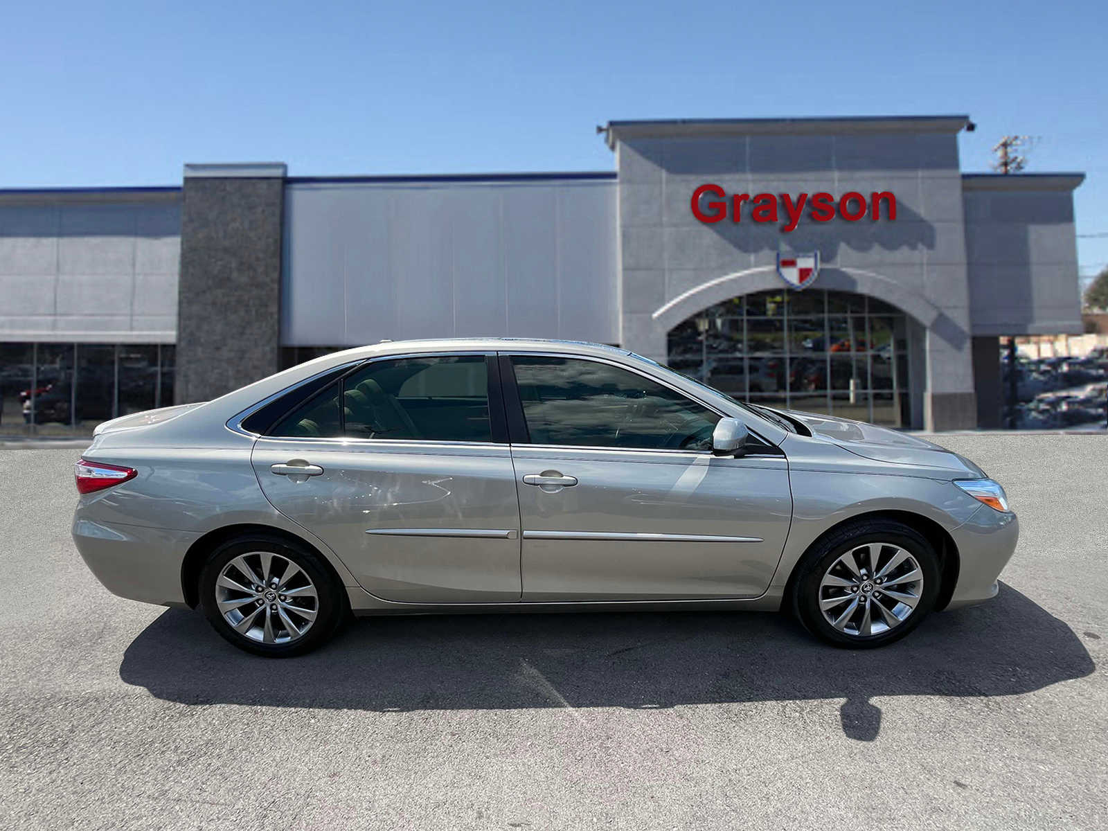 2016 Toyota Camry SE 1