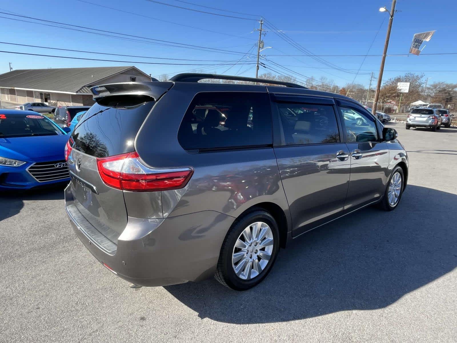 2015 Toyota Sienna XLE AAS 8