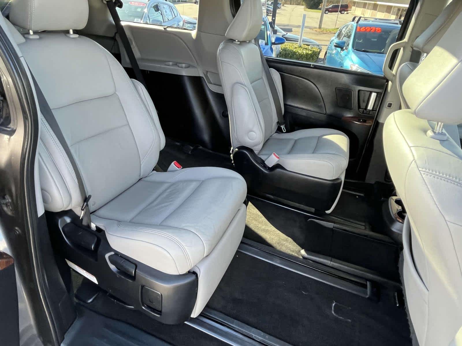 2015 Toyota Sienna XLE AAS 11