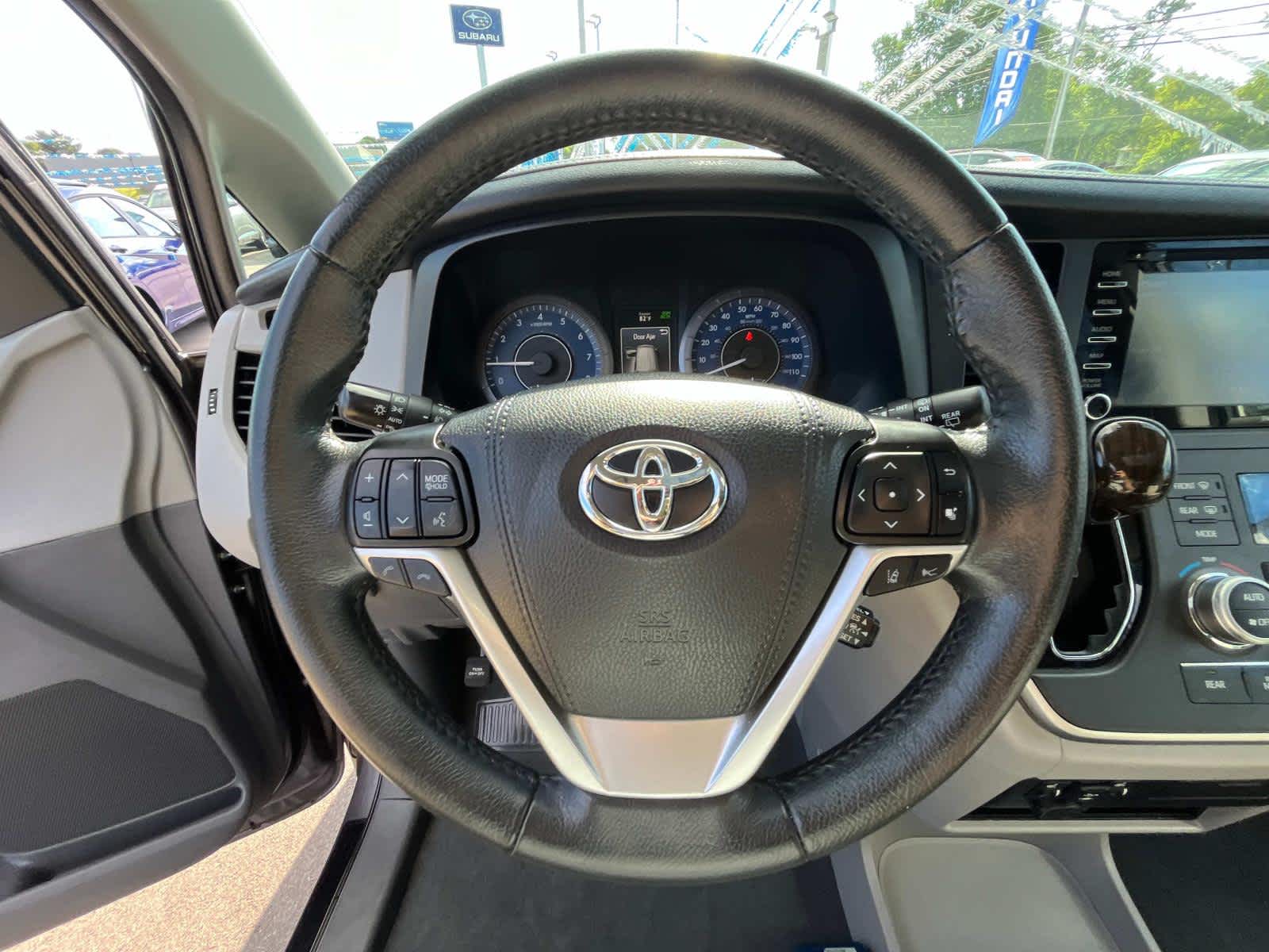 2020 Toyota Sienna XLE 19