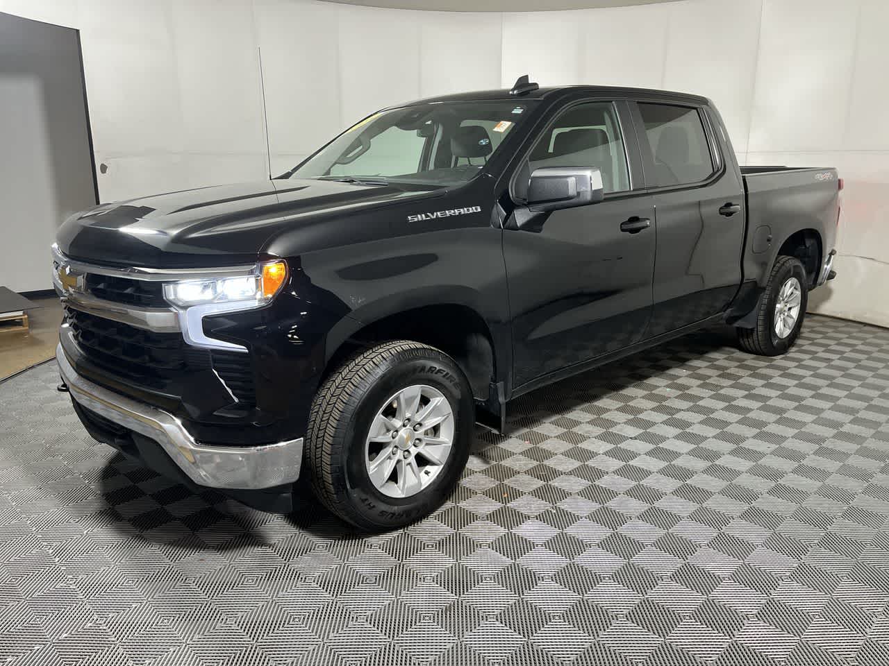 View vehicle photo 4