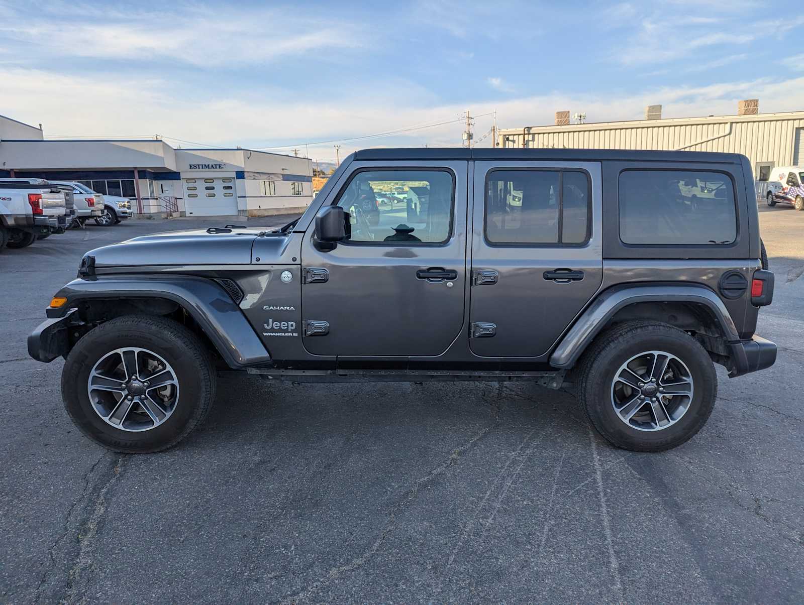 2023 Jeep Wrangler Sahara 3