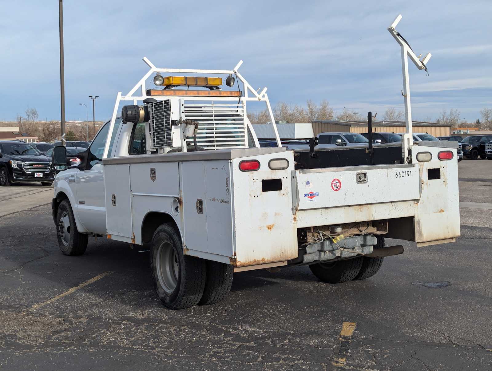 2005 Ford Super Duty F-350 DRW XL Reg Cab 165 WB 84 CA 4