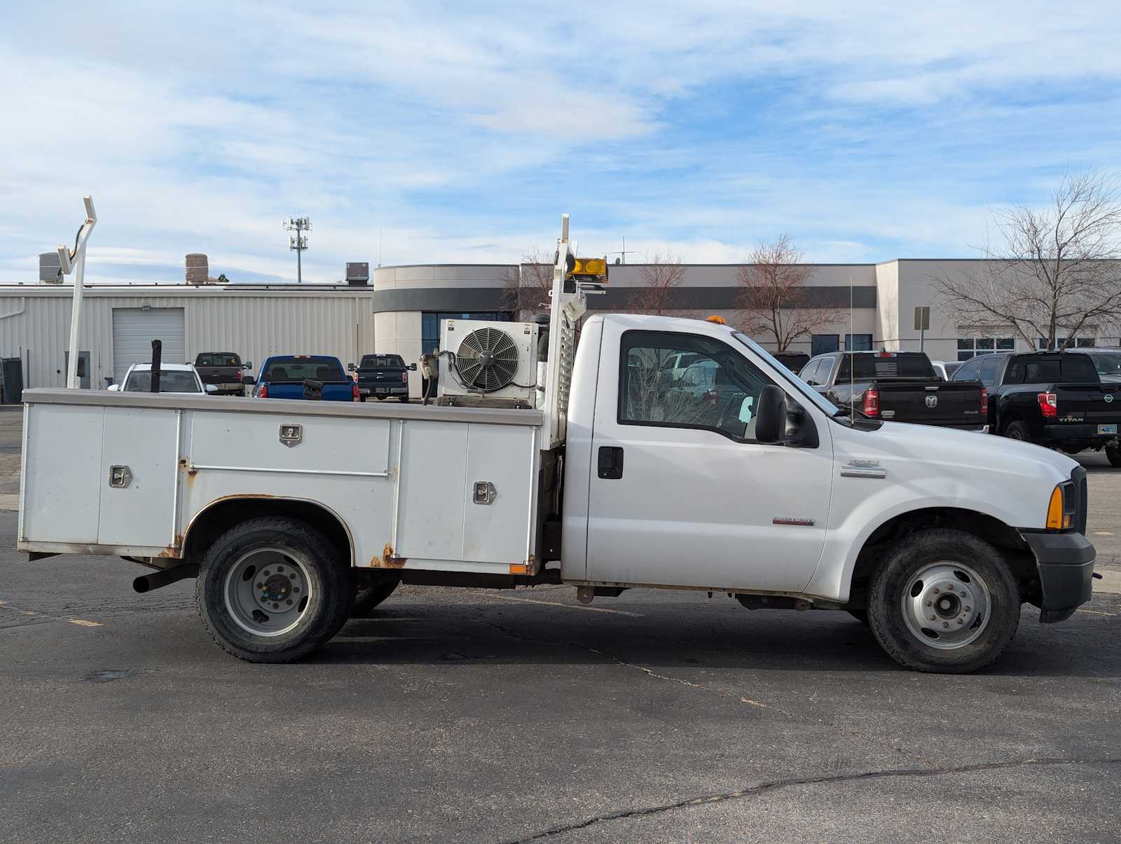 2005 Ford Super Duty F-350 DRW XL Reg Cab 165 WB 84 CA 7