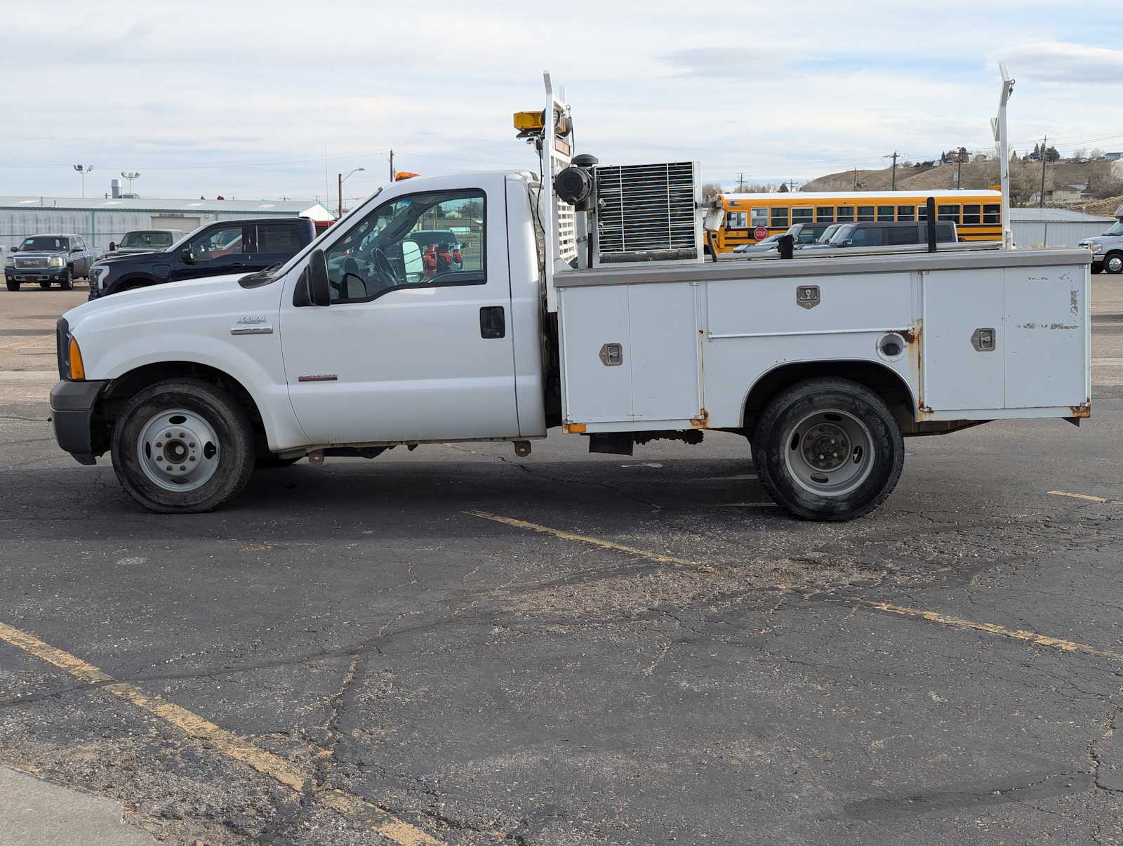 2005 Ford Super Duty F-350 DRW XL Reg Cab 165 WB 84 CA 3