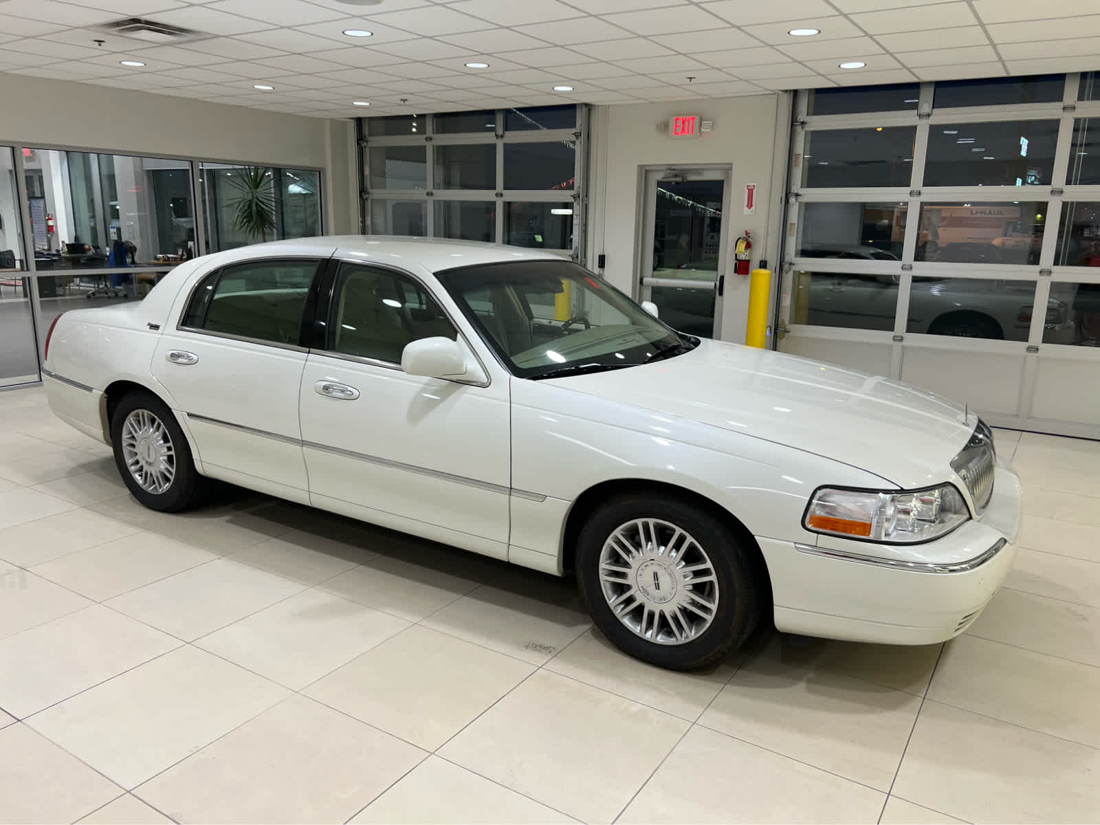 CHAMPAGNE 2006 Lincoln Town Car Sedan Rear-Wheel Drive 4-Speed Automatic