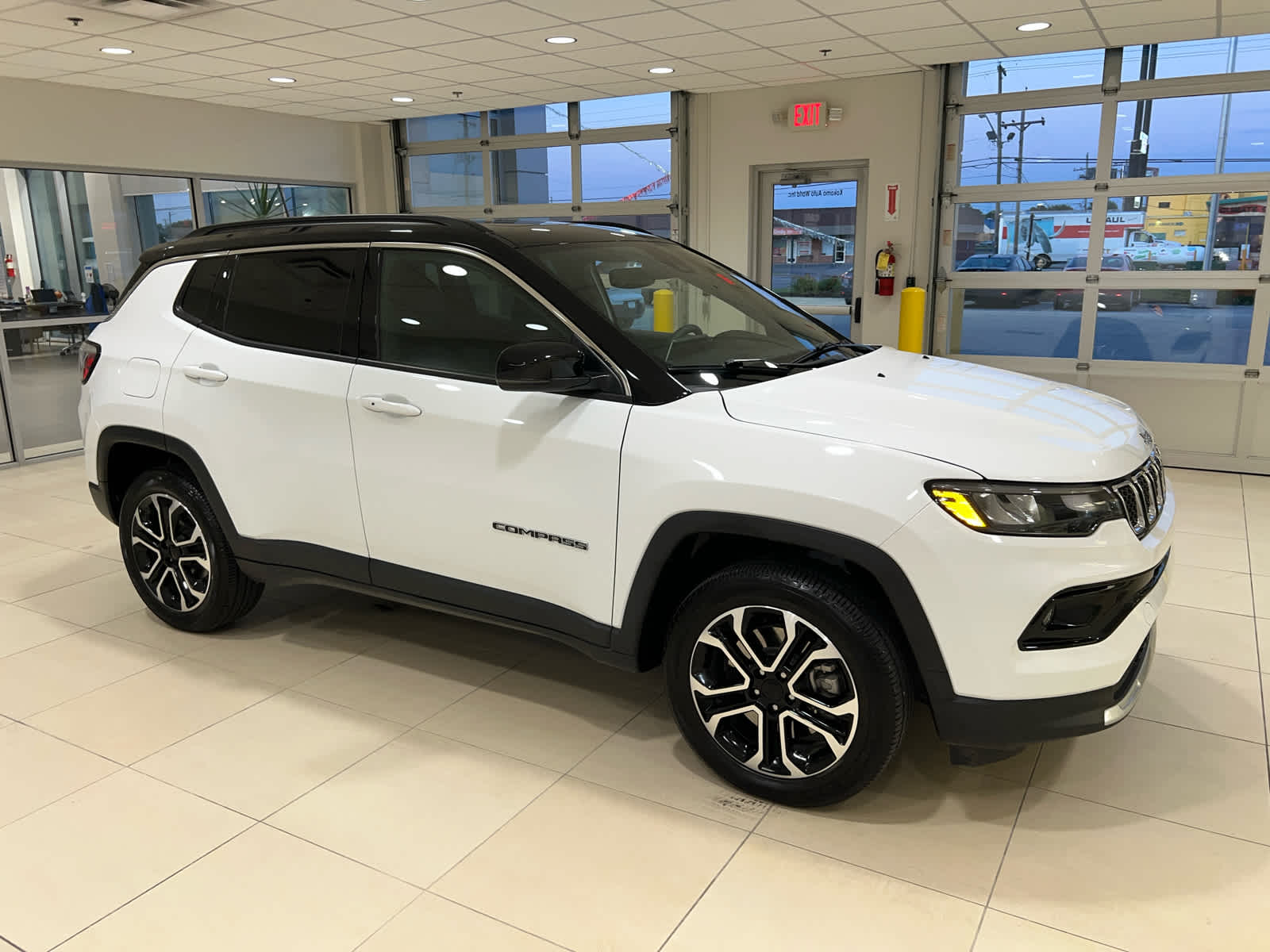 Bright White Clearcoat 2023 Jeep Compass SUV / Crossover Four-Wheel Drive 8-Speed Automatic