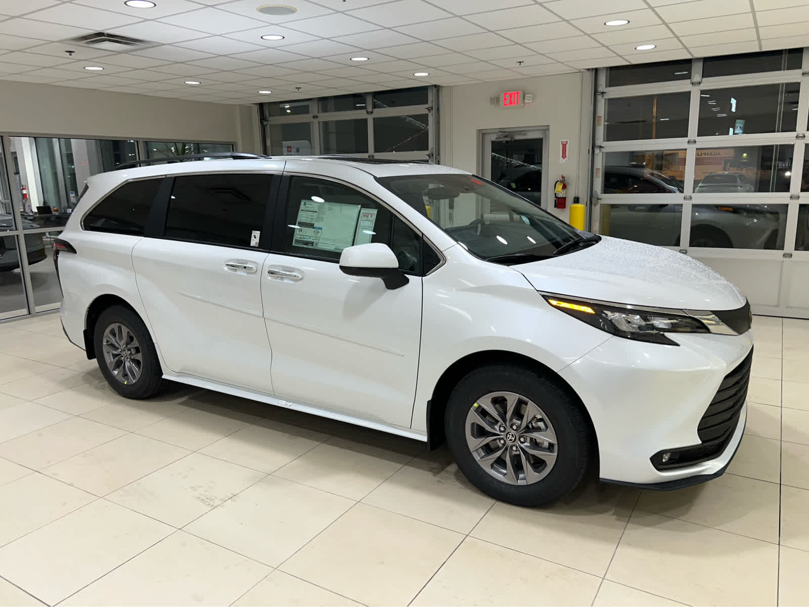 White (Wind Chill Pearl) 2026 Toyota Sienna XLE 7-Passenger FWD Minivan Front-Wheel Drive Continuously Variable Transmission