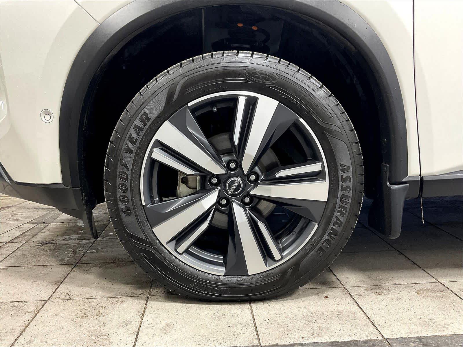 View vehicle photo 7