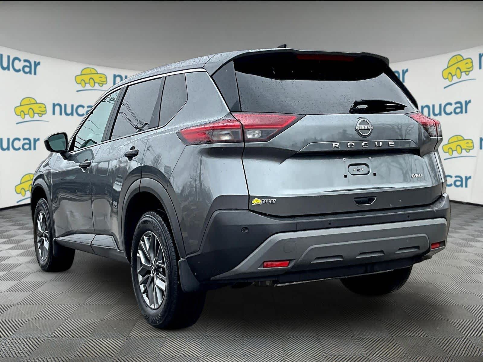 View vehicle photo 4