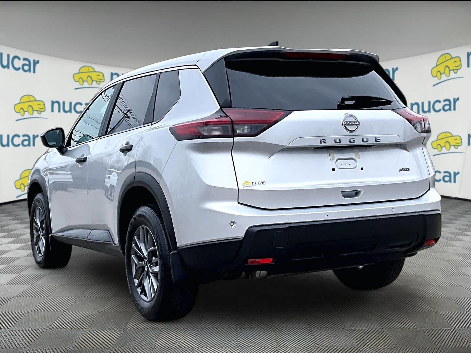 View vehicle photo 4