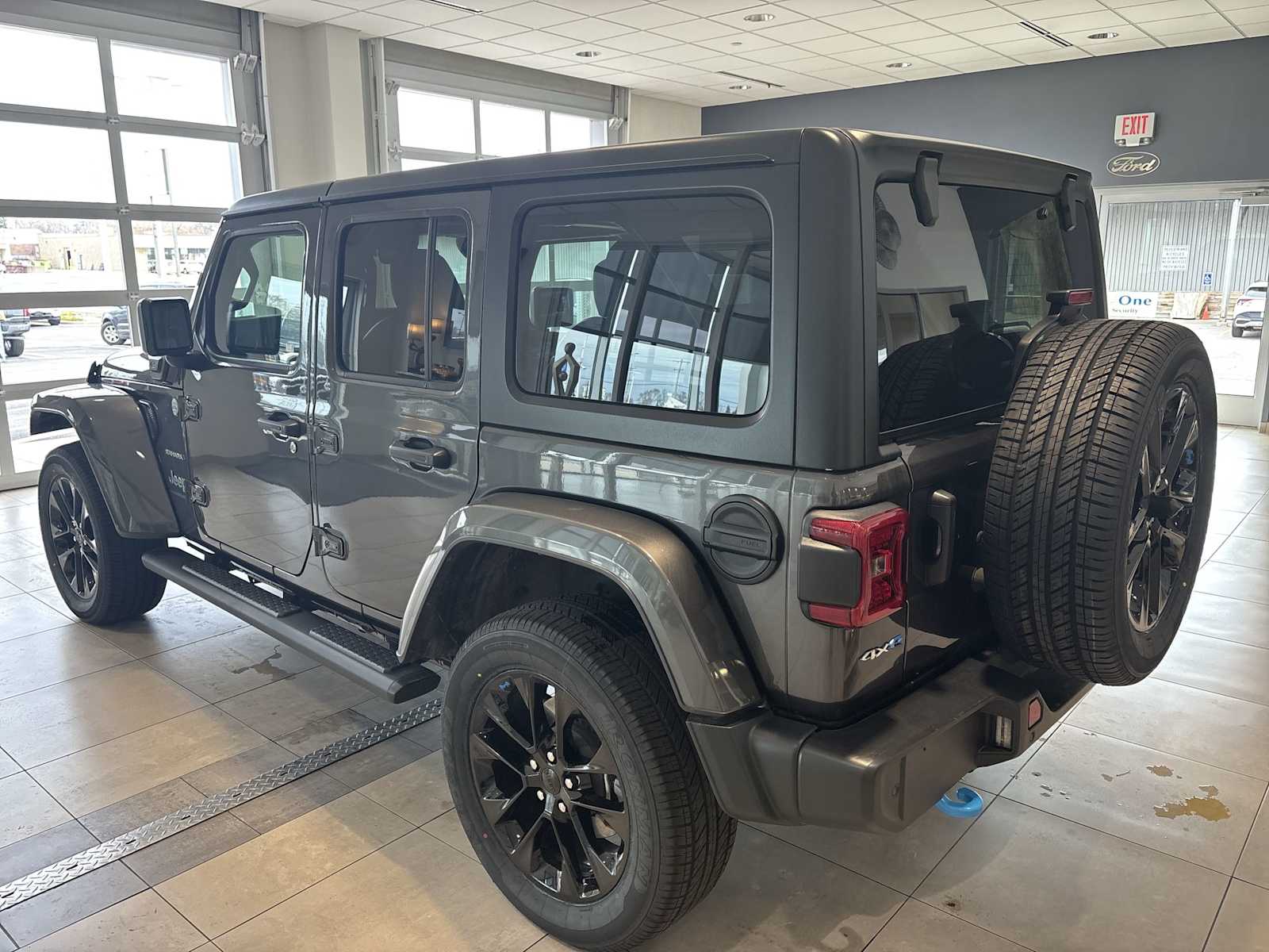 View vehicle photo 5