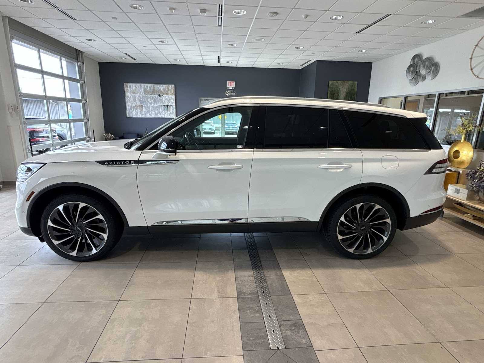 View vehicle photo 6