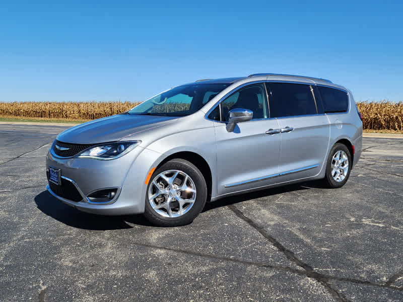 Used 2018 Chrysler Pacifica Limited with VIN 2C4RC1GG3JR108529 for sale in Gilman, IL