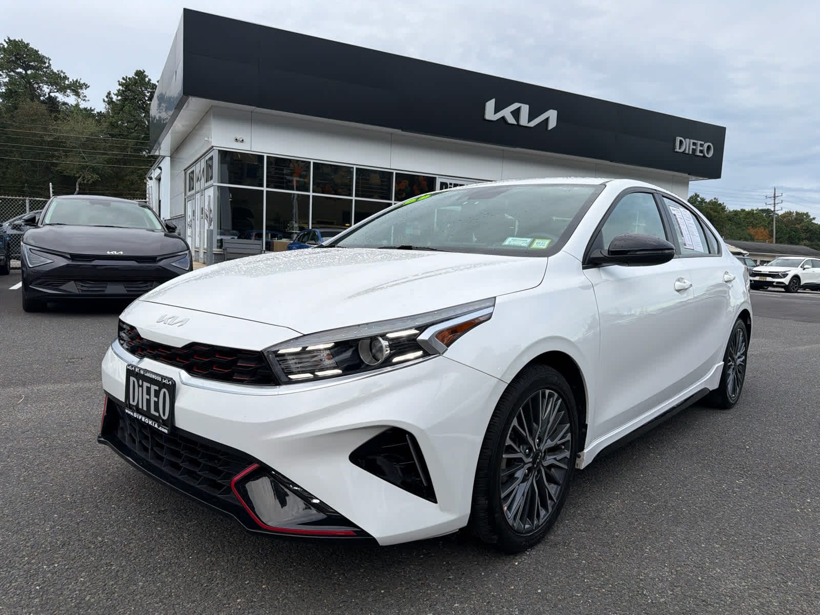 Snow White Pearl 2023 Kia Forte Sedan Front-Wheel Drive Continuously Variable Transmission
