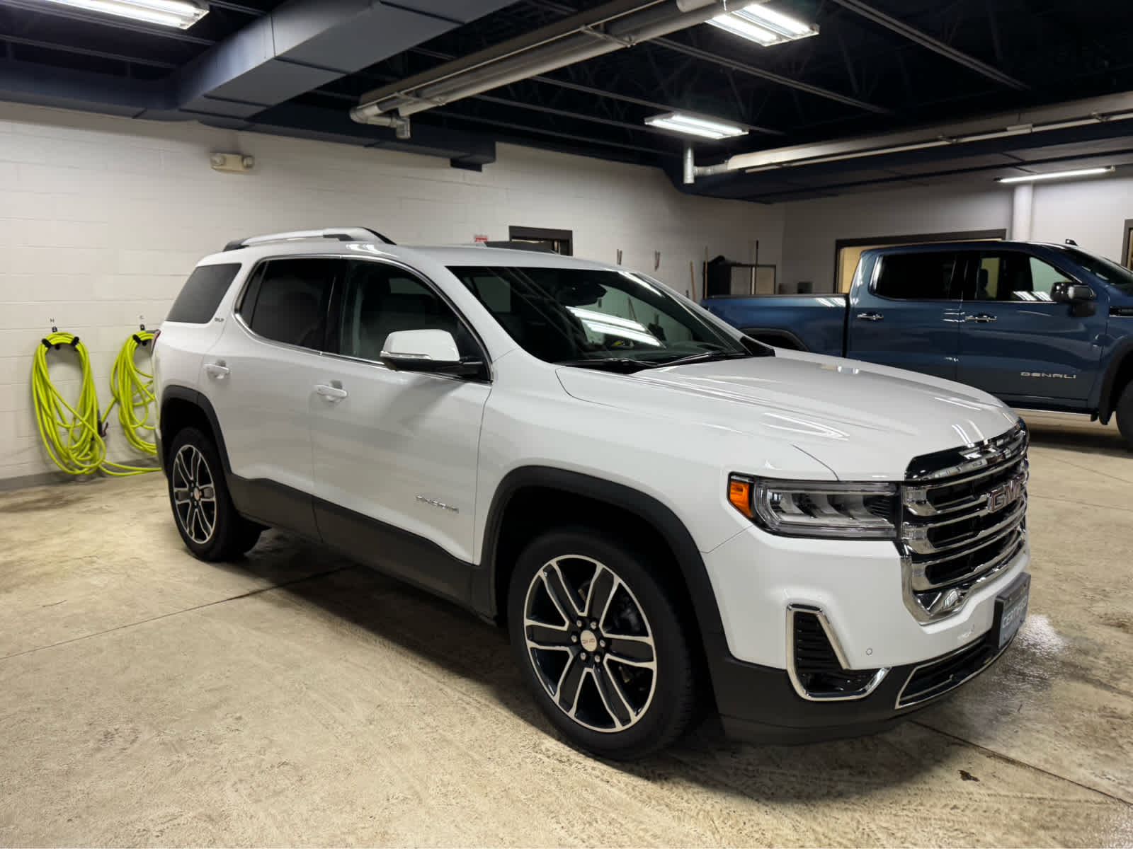 View vehicle photo 3