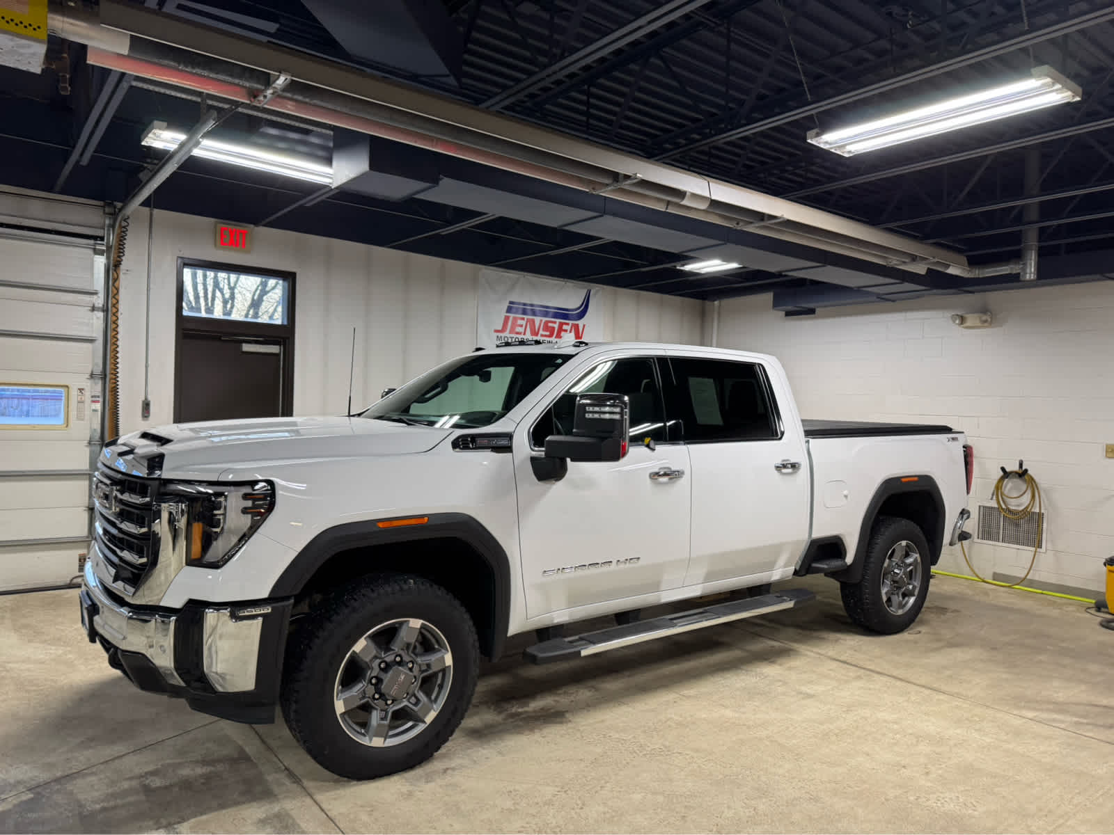Summit White 2025 GMC Sierra 3500HD SLT Crew Cab 4WD Pickup Truck Four-Wheel Drive Automatic