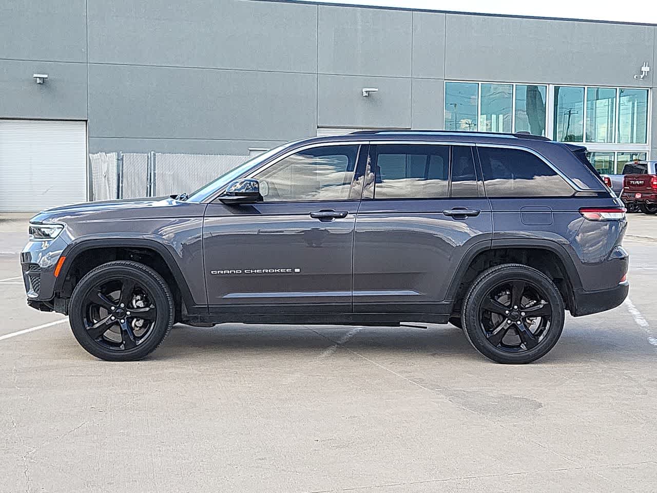 2023 Jeep Grand Cherokee Laredo 11