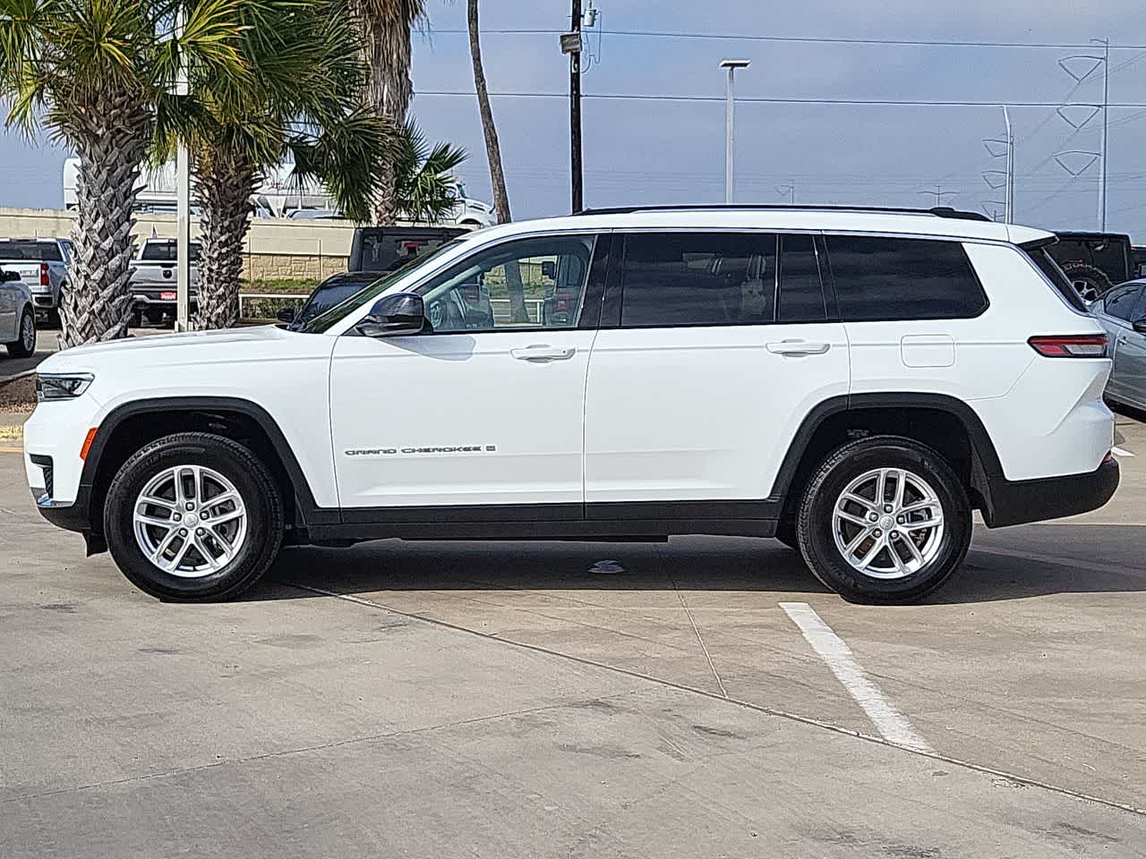 2023 Jeep Grand Cherokee L Laredo 11