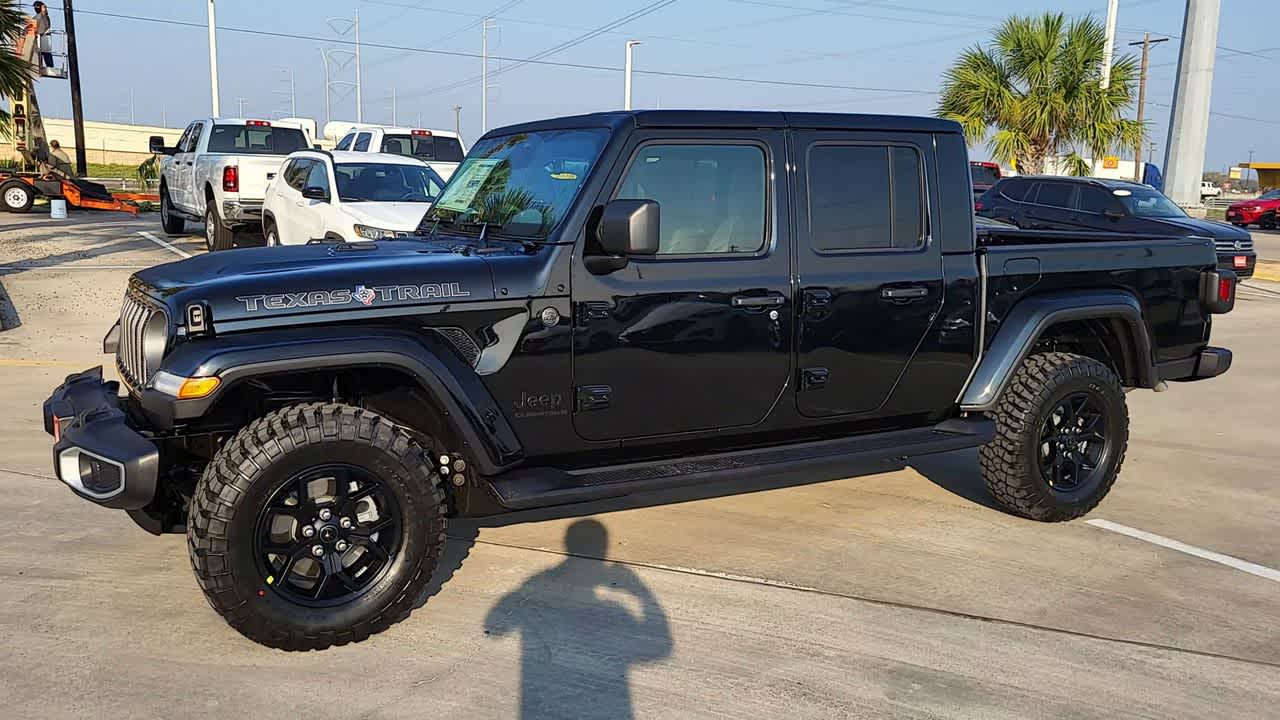 View vehicle photo 4