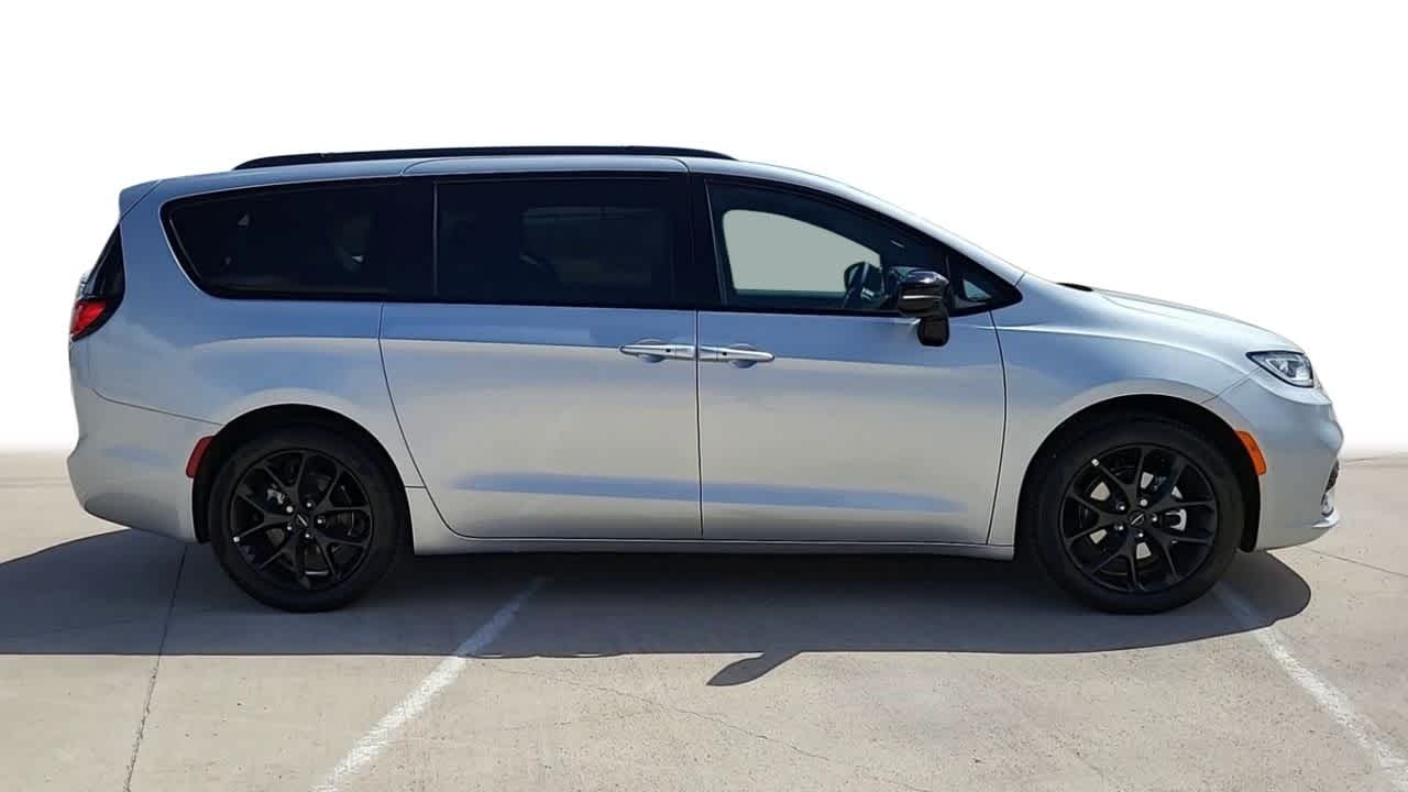 2024 Chrysler Pacifica Touring L 9