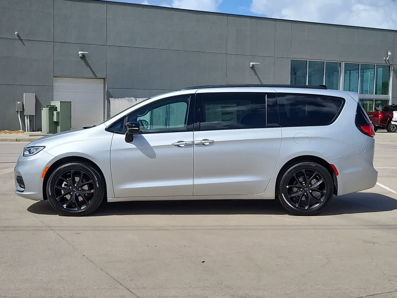 2024 Chrysler Pacifica Touring L 11