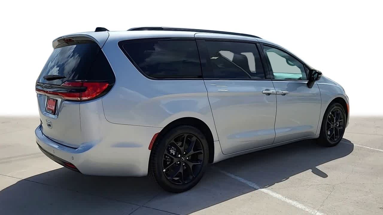 2024 Chrysler Pacifica Touring L 8